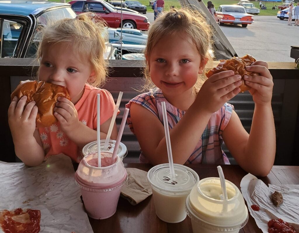 kids eating at Georgie Porgie's Treefort in Oak Creek Wisconsin