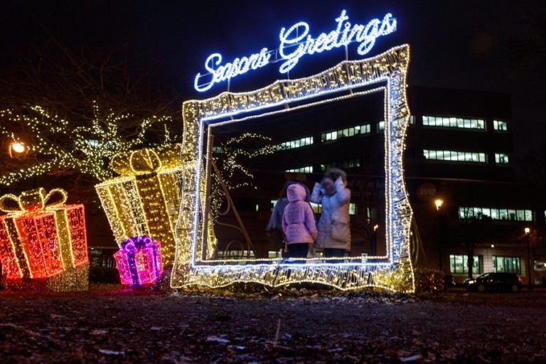 15 Best Milwaukee Holiday Lights Displays (2024) Milwaukee with Kids