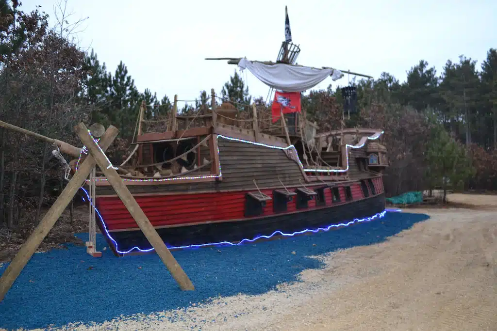 Pirate Ship hotel near Wisconsin Dells.