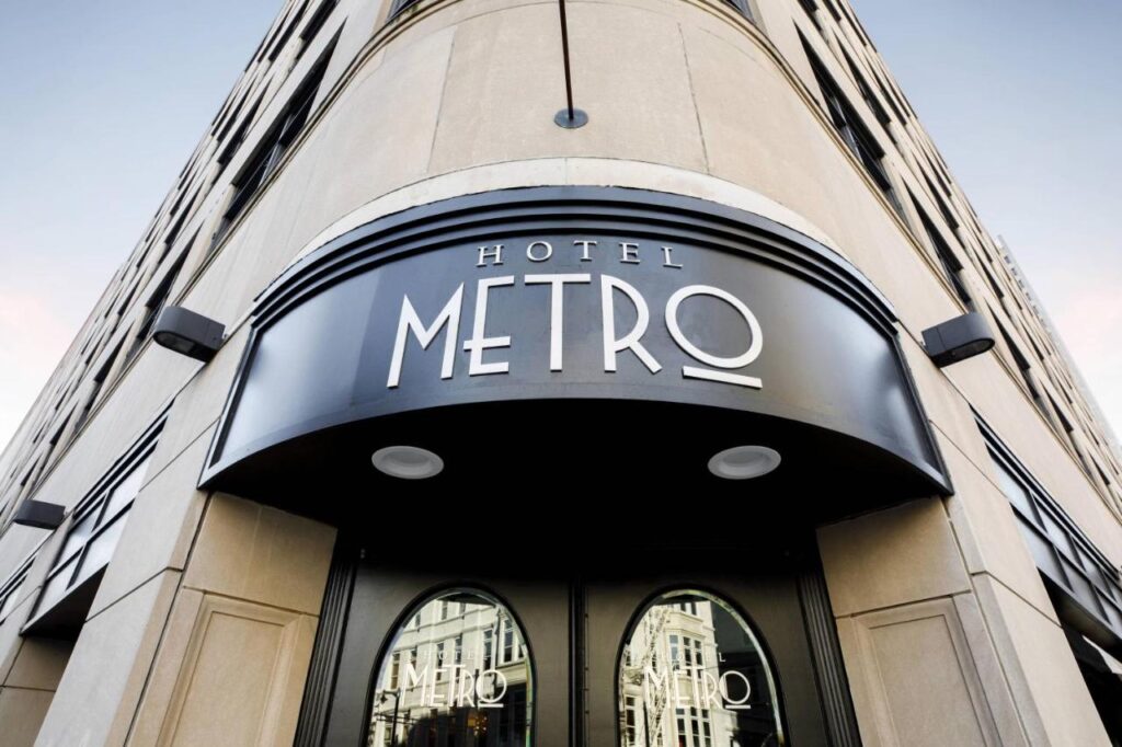 hotel metro entrance in milwaukee wi